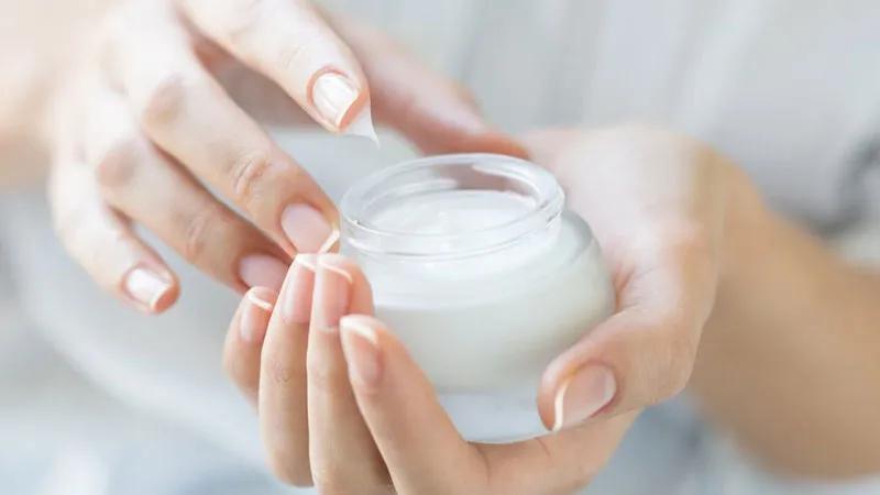 Kem dưỡng ẩm ban đêm là sản phẩm không thể thiếu trong chu trình chăm sóc da vào mỗi tối. Khám phá ngay 15 loại kem dưỡng ẩm ban đêm hiệu quả cho mọi loại da, được yêu thích và tin dùng.