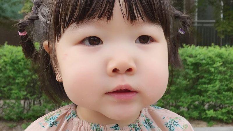 Những tác hại không ngờ khi ba mẹ véo má con trẻ mà ít ai nhận ra, điều này có thể ảnh hưởng tiêu cực đến sự phát triển của trẻ.
