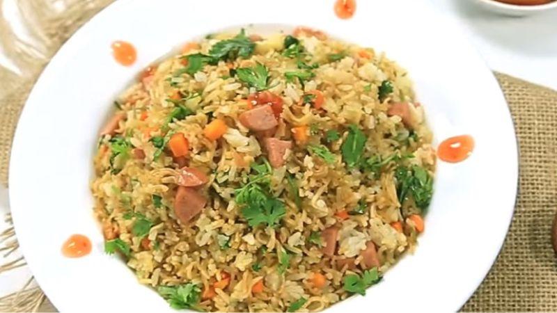 Khám phá món cơm chiên kết hợp mì gói – sự kết hợp độc đáo nhưng mang lại hương vị tuyệt vời không thể ngờ.
