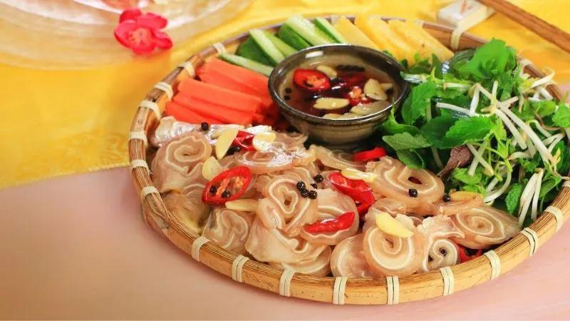 Khám phá cách chế biến tai heo cuộn ngâm mắm giòn rụm, đậm đà hương vị truyền thống