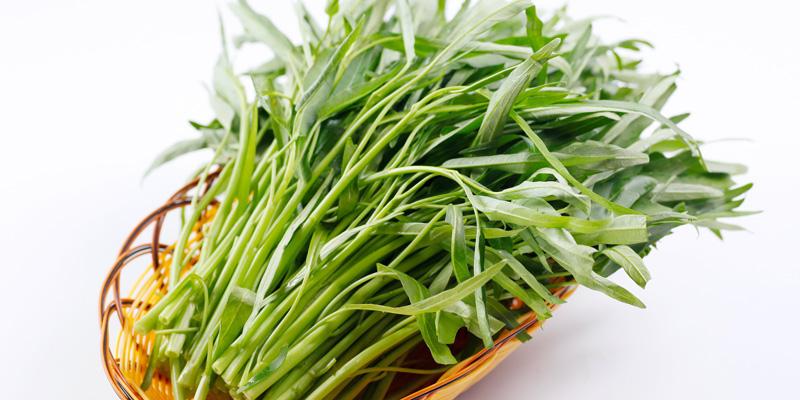 Khám phá bí quyết giúp bạn luộc rau muống không chỉ ngon miệng mà còn giữ được vẻ đẹp tươi xanh, hấp dẫn.