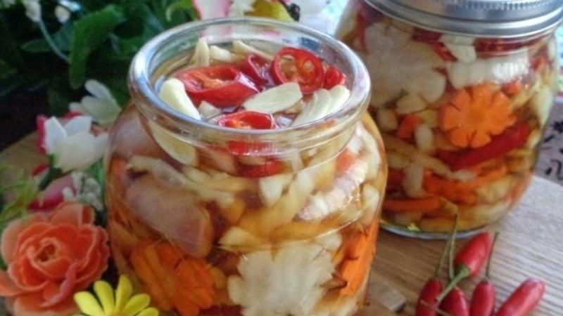 Công thức làm dưa món miền Trung giòn ngon, mát lạnh, giúp chống ngán trong những ngày Tết.