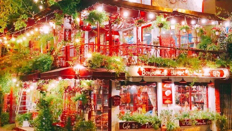Khám phá những quán cà phê thoáng đãng, có không gian đẹp và lý tưởng để thư giãn tại quận 2, nơi bạn có thể tận hưởng không khí trong lành và phong cách ấn tượng.