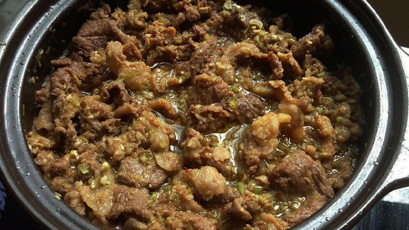 Món bò kho sả ớt đậm đà, thơm lừng, mang đến hương vị khó quên, khiến thực khách không thể cưỡng lại được.
