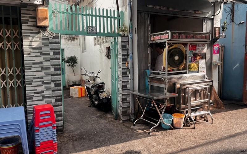 Khám phá hủ tiếu trứng cuộn '102' độc đáo tại con hẻm Đoàn Văn Bơ, nơi mang đến một trải nghiệm ẩm thực đầy bất ngờ.