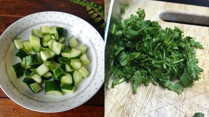 Chỉ trong vòng 5 phút, bạn sẽ có ngay một đĩa dưa leo trộn chua ngọt hấp dẫn, ngon miệng khó cưỡng.