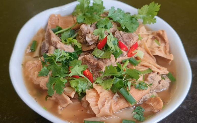 Khám phá cách làm măng khô hầm xương thơm ngon, nóng hổi và đầy đủ dưỡng chất để thưởng thức.
