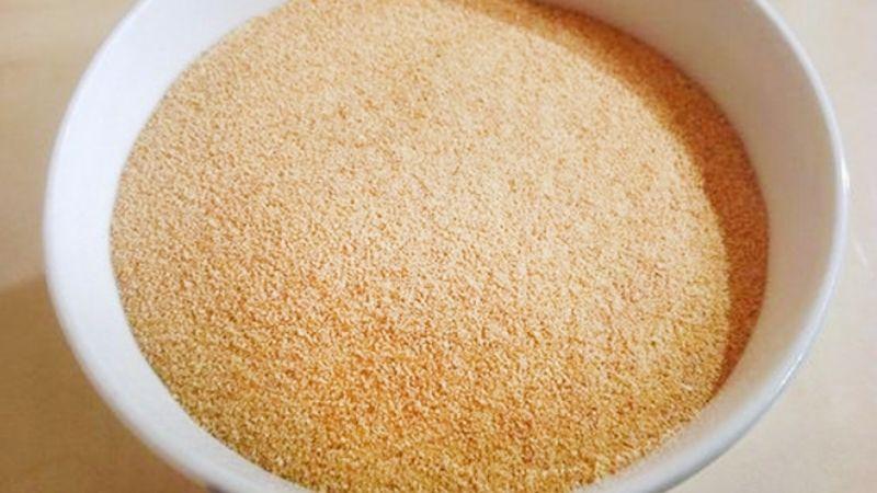 Hướng dẫn cách làm thính gạo rang thơm ngon, đơn giản, dễ thực hiện tại nhà.