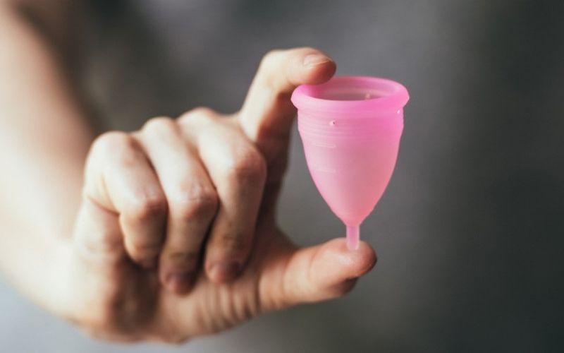 Cốc nguyệt san – giải pháp thông minh giúp bạn yên tâm trong những ngày đèn đỏ, thoải mái vui chơi mà không lo tràn. Khám phá cách sử dụng để luôn tự tin mỗi ngày.