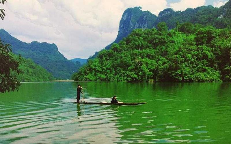 Hãy ghi lại ngay bộ cẩm nang du lịch Hồ Ba Bể để chuẩn bị cho hành trình khám phá những điều kỳ diệu tại vùng đất này.