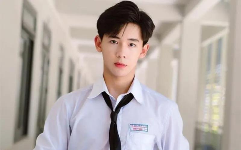 Khám phá 8 kiểu tóc 7/3 nam cho gương mặt tròn, mang đến vẻ ngoài điển trai và thu hút mọi ánh nhìn.
