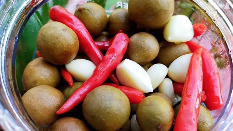 Khám phá cách làm sấu ngâm mắm tỏi ớt giòn tan, đậm đà hương vị ngay tại nhà, đơn giản mà vô cùng hấp dẫn.