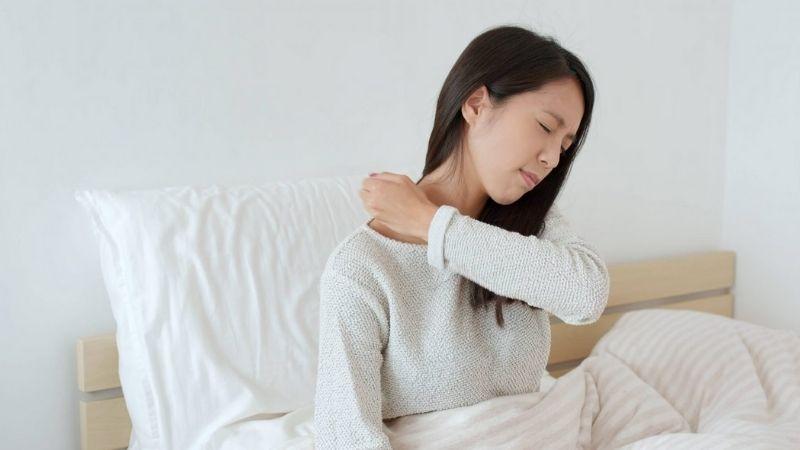 3 nguyên nhân phổ biến gây đau nhức cổ và các vấn đề về xương khi nằm gối mà ai cũng gặp phải