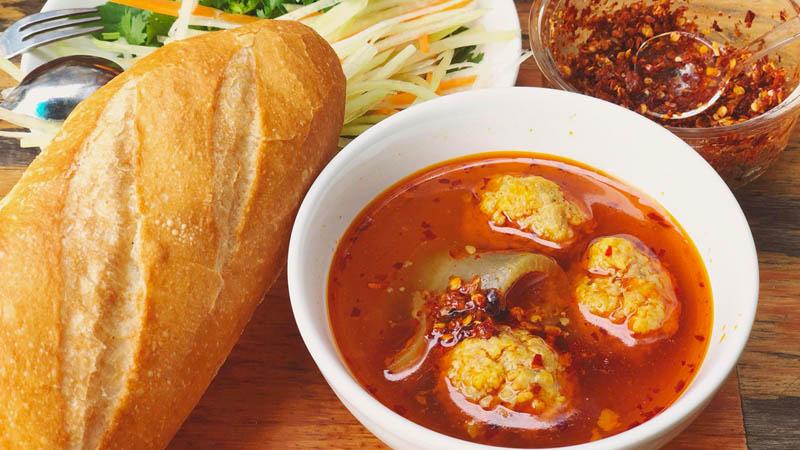 Khám phá cách làm bánh mì xíu mại Đà Lạt ngon tuyệt, chuẩn hương vị đặc trưng.