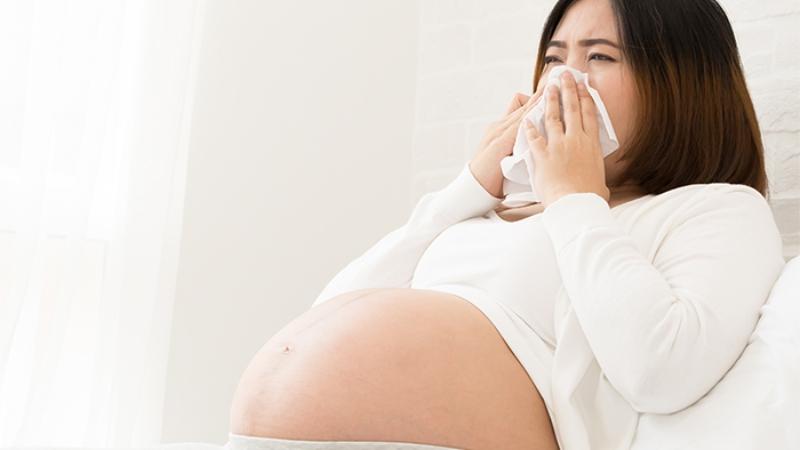 Mẹ bầu có thể sử dụng bình xịt thông mũi không? Những lưu ý quan trọng khi dùng sản phẩm này.