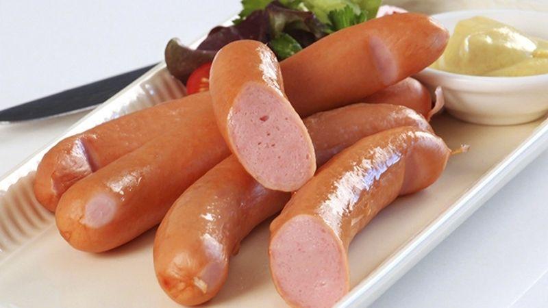 Bạn sẽ ngạc nhiên khi biết rằng trên vỏ xúc xích đã có sẵn một khe để dễ dàng bóc mà không cần phải dùng đến kéo.