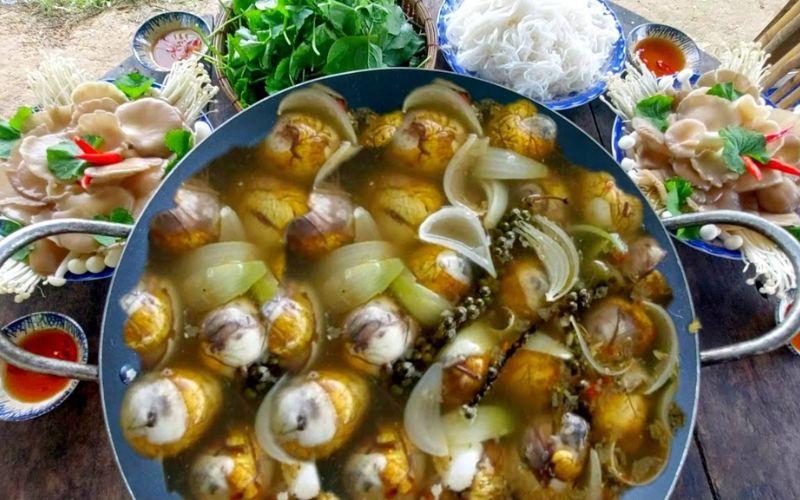 Cùng nhau trổ tài làm món lẩu hột vịt lộn thơm ngon, một món ăn tuyệt vời cho cả gia đình quây quần bên nhau vào dịp cuối tuần!