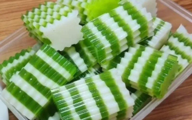 Cách làm rau câu lá dứa sữa tươi mát lạnh, thơm ngon ngay tại nhà