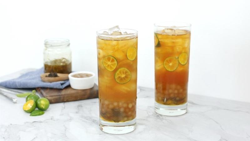Khám phá hai công thức chế biến trà tắc kết hợp trân châu và mật ong, mang đến vị thanh mát và giải khát tuyệt vời trong mùa hè oi ả.