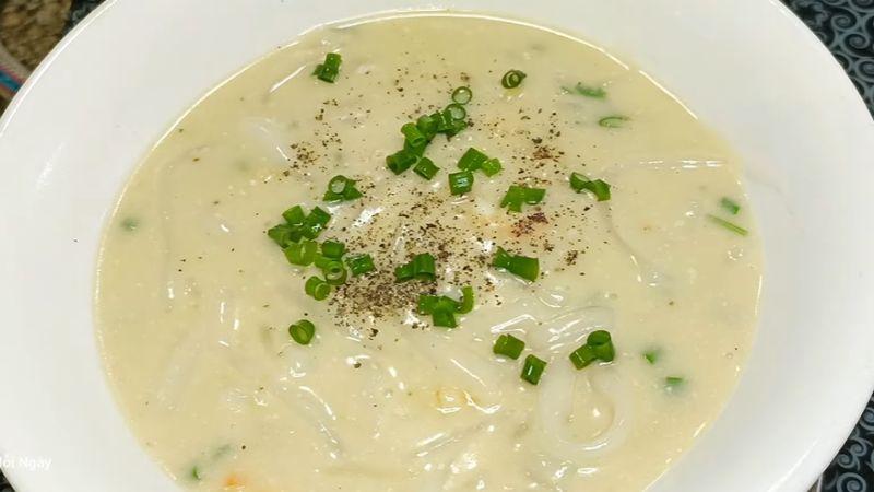 Khám phá cách chế biến bánh canh tôm với nước cốt dừa béo ngậy, đúng chuẩn hương vị miền Tây, khiến bạn mê mẩn ngay từ lần thưởng thức đầu tiên.