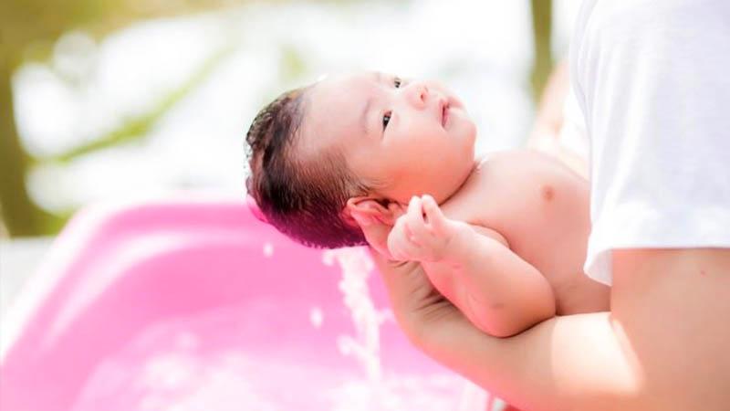 Làm thế nào để tắm cho trẻ sơ sinh đúng cách trong mùa đông? Đây là vấn đề mà rất nhiều phụ huynh quan tâm, khi thời tiết lạnh có thể ảnh hưởng đến sức khỏe của bé. Việc áp dụng phương pháp tắm chuẩn khoa học sẽ giúp bé yêu thoải mái và an toàn hơn.