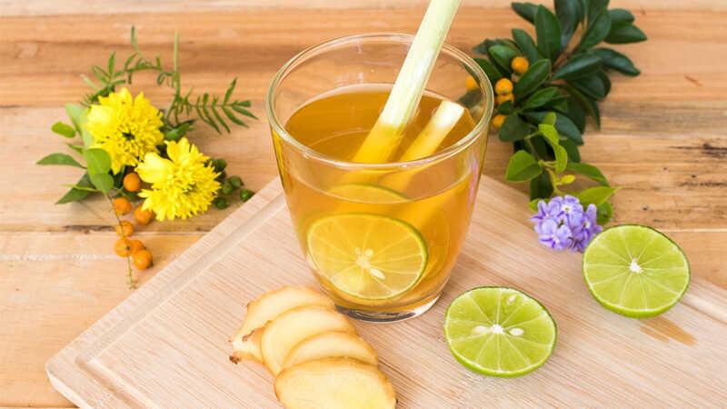 Khám phá 4 công thức pha chế nước chanh dễ làm, thơm ngon với sự kết hợp hoàn hảo của sả, gừng và mật ong.