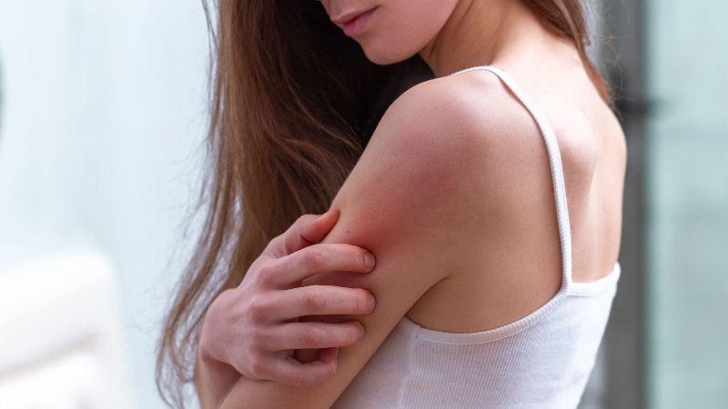 Tại sao vết thương lại ngứa ngáy khi lớp da non hình thành? Có cách nào để giảm bớt cảm giác ngứa này không?