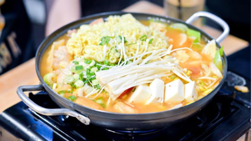 Khám phá 2 công thức nấu lẩu Tokbokki chuẩn vị Hàn Quốc, dễ làm tại nhà, ngon mê ly.