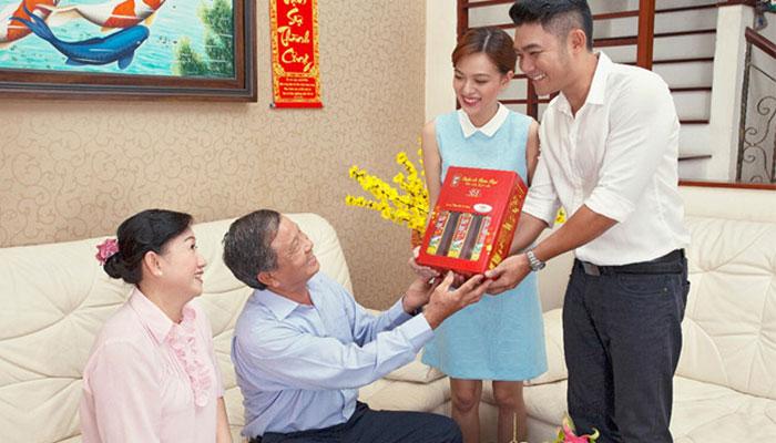 Tặng quà Tết không chỉ là một phong tục đẹp mà còn chứa đựng nhiều ý nghĩa sâu sắc, là cách thể hiện lòng thành kính và gửi gắm những lời chúc may mắn, an lành đến người thân trong những ngày đầu năm mới.