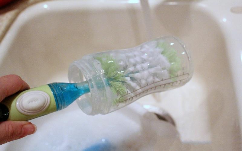 5 lỗi thường gặp khi vệ sinh bình sữa cho bé mà cha mẹ nào cũng dễ mắc phải