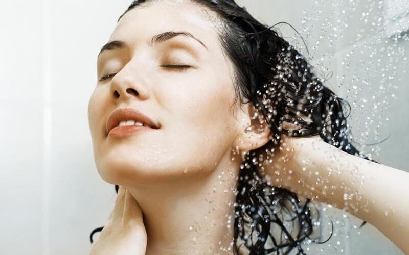Nên chọn gội đầu với nước nóng hay nước lạnh để tốt cho tóc?