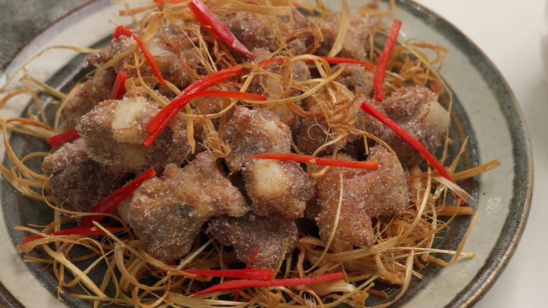 Hướng dẫn làm sườn sụn rang muối giòn tan, hương vị đậm đà khiến bạn không thể quên.