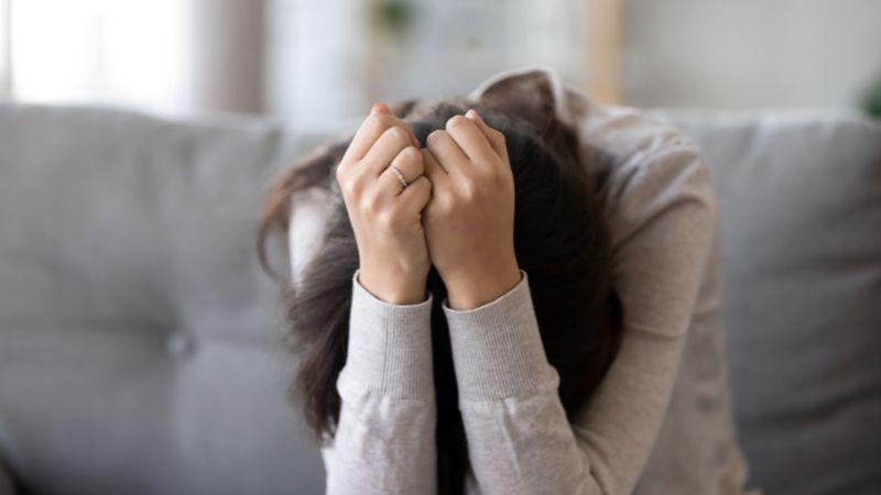 Làm thế nào để trò chuyện với người trầm cảm, giúp họ vượt qua những giai đoạn khó khăn trong cuộc sống?