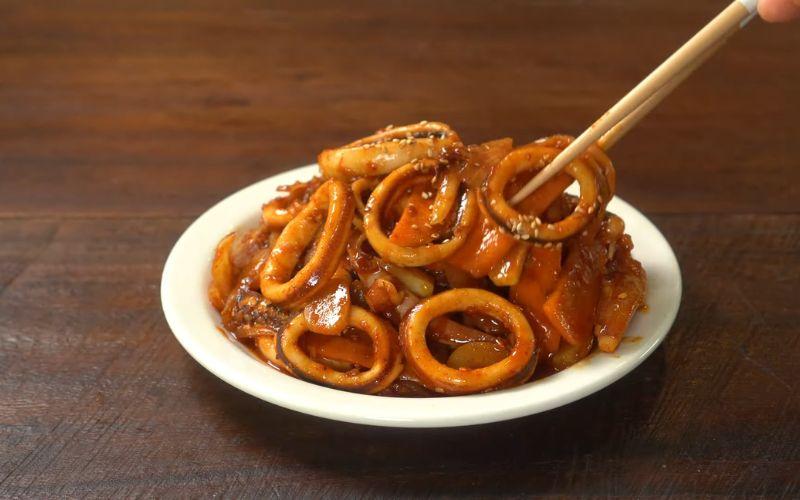 Khám phá cách làm mực xào cay kiểu Hàn, món ăn đổi gió thú vị cho bữa cơm gia đình
