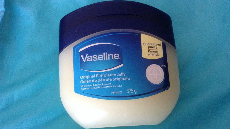 Việc trị thâm mông không còn khó khăn nếu bạn sử dụng tuýp Vaseline quen thuộc.
