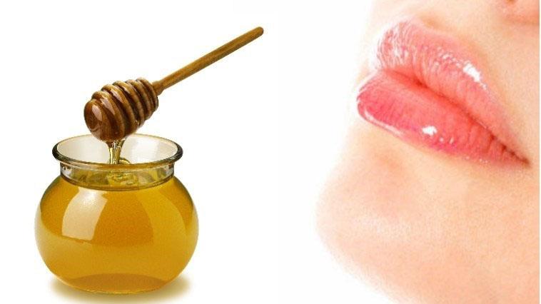 Mật ong - bí quyết làm đẹp tự nhiên cho đôi môi mềm mại và căng đầy sức sống. Khi được thoa lên môi, mật ong không chỉ giúp dưỡng ẩm mà còn mang lại màu sắc tươi sáng, hồng hào.