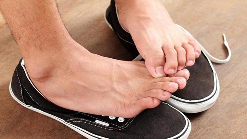 Giải pháp hiệu quả để khử mùi hôi chân khi mang giày, dép cho dân văn phòng