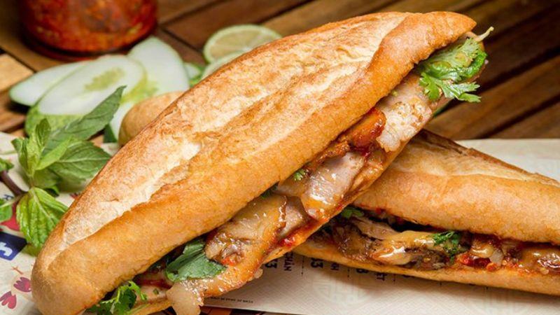 Khám phá 7 địa chỉ bánh mì heo quay tại Đà Nẵng với lớp vỏ giòn rụm và hương vị đậm đà, khiến thực khách mê mẩn