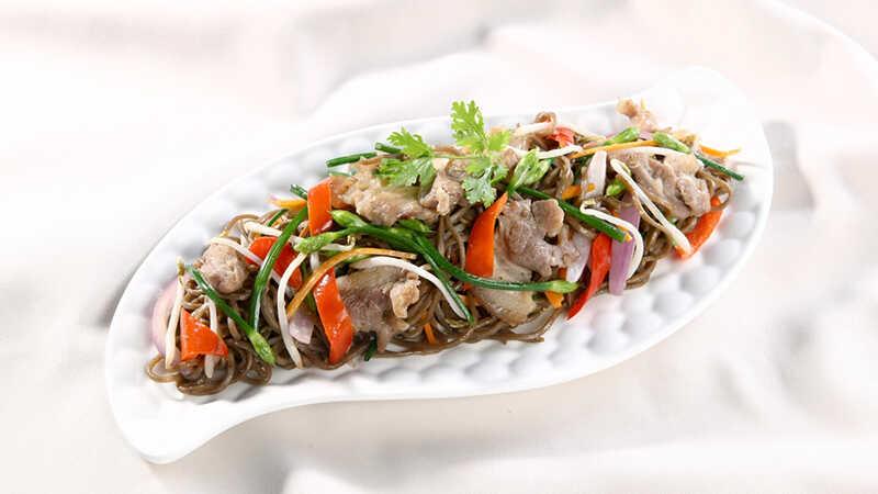 Khám phá ngay công thức món mì Soba xào thịt heo đậm đà hương vị, chắc chắn sẽ là món ăn tuyệt vời cho bữa cơm gia đình.