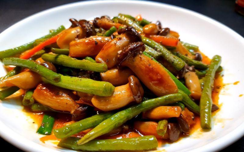 Cách chế biến nấm đùi gà xào rau củ để bữa ăn chay thêm phần hấp dẫn và đa dạng.