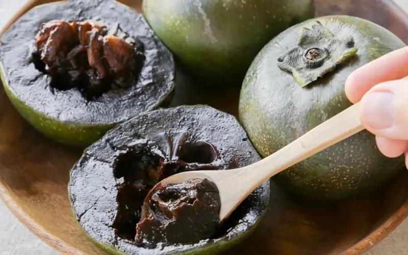 Quả hồng có màu sắc và hương vị giống socola, với giá trị lên đến nửa triệu đồng mỗi kg.