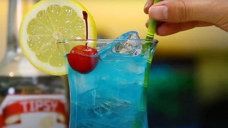 Khám phá cách pha chế cocktail Blue Lagoon tươi mới, đầy màu sắc hấp dẫn
