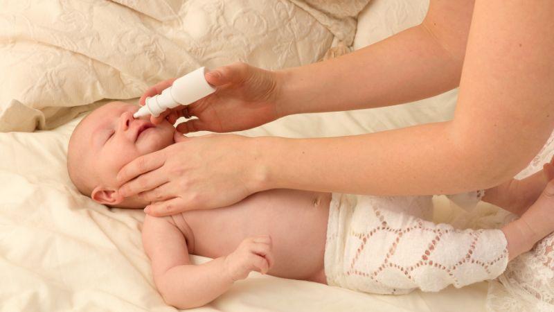 Hướng dẫn sử dụng thuốc nhỏ mắt Efticol cho trẻ sơ sinh một cách an toàn và hiệu quả.