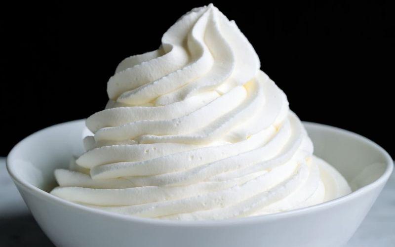 Khám phá cách đánh whipping cream bằng máy xay sinh tố ngay tại nhà, nhanh chóng và dễ dàng, cho những món bánh thêm phần hấp dẫn.