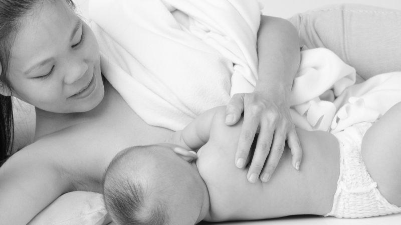Ba tư thế nằm giúp mẹ sau sinh thường ngăn ngừa đau lưng một cách hiệu quả
