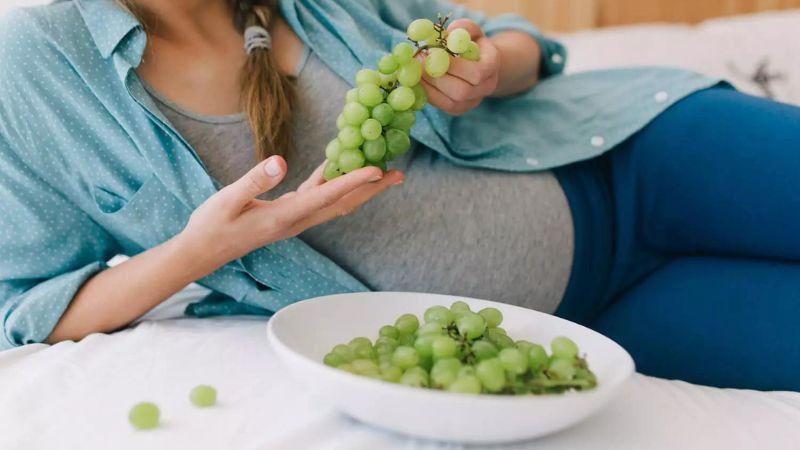 Mẹ bầu có nên ăn nho không? Và khi nào là thời điểm cần tránh loại trái cây này trong thai kỳ?