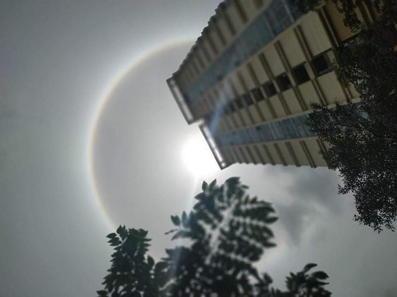 Hào quang mặt trời là một hiện tượng quang học đặc sắc, xuất hiện tại nhiều vùng đất của Việt Nam, mang đến những khoảnh khắc kỳ diệu và thú vị cho những ai may mắn chứng kiến.