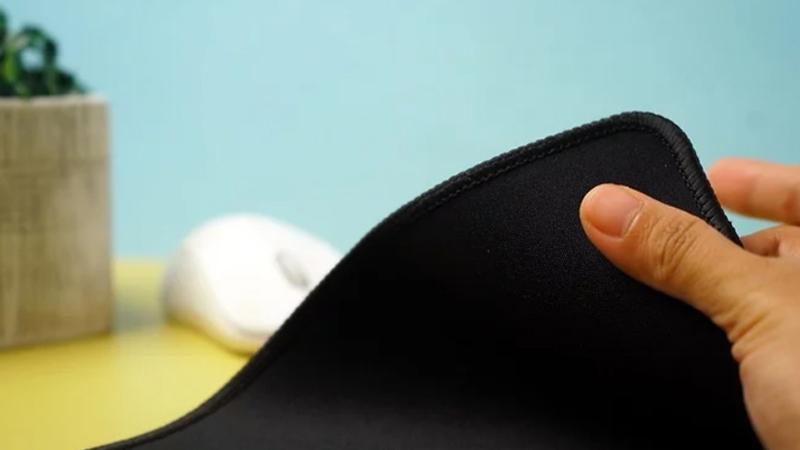 Chỉ với 2 phút, bạn sẽ có thể làm sạch miếng lót chuột và biến chúng trở lại như mới.