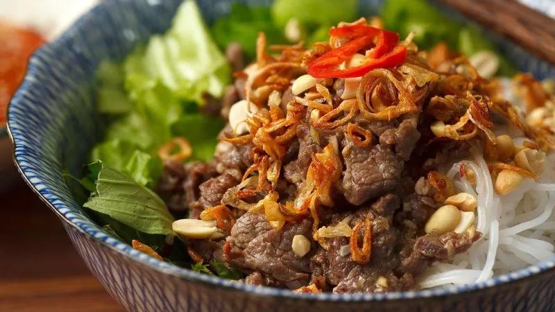 Cách chế biến bún bò khô – một món ăn độc đáo nhưng hương vị lại vô cùng hấp dẫn, khiến bạn phải bất ngờ ngay từ lần thưởng thức đầu tiên.