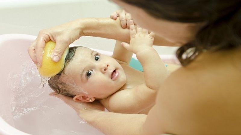 Trẻ bị ho, sổ mũi nên tắm lá gì để nhanh khỏi bệnh?